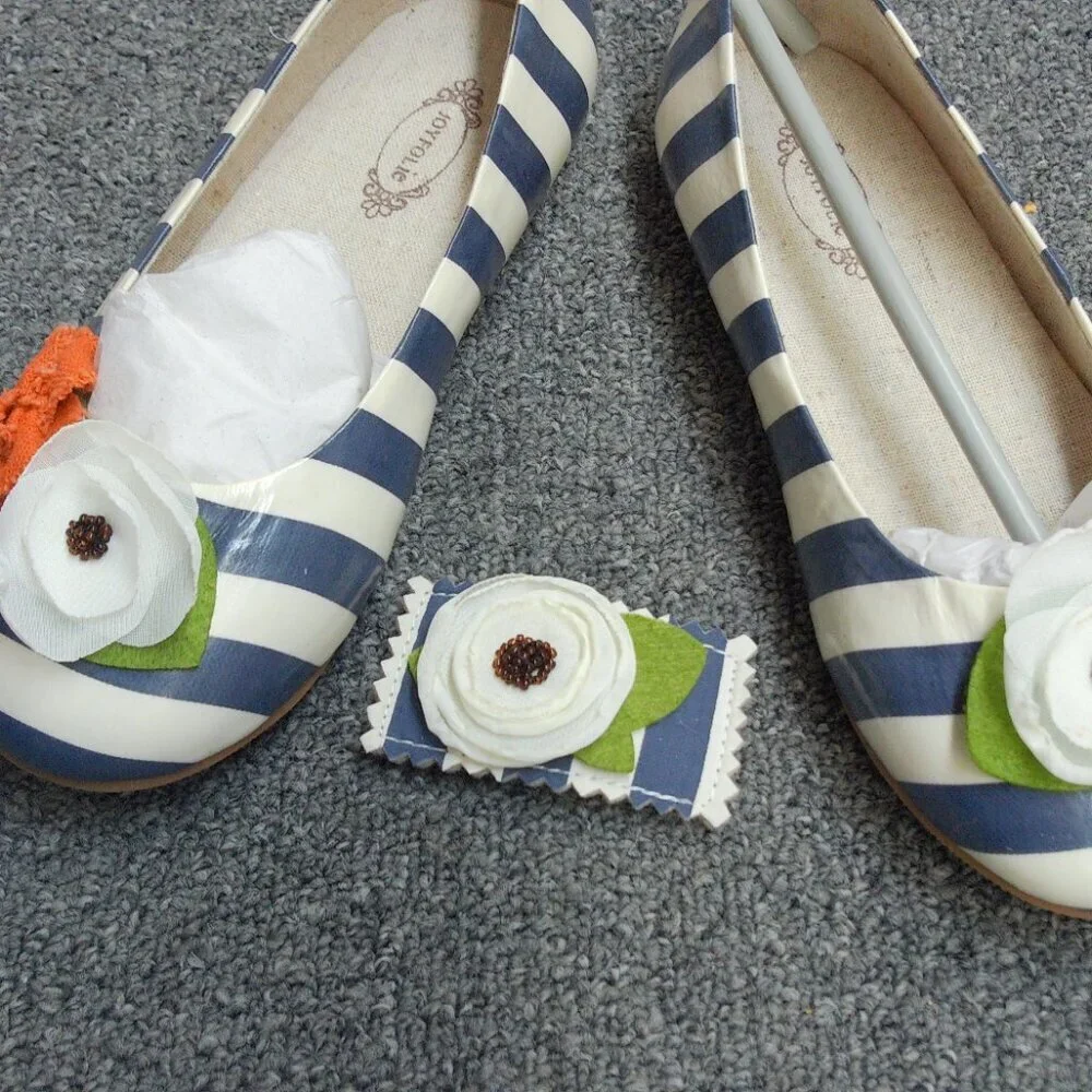 pumpkin striped skimmers shoes in blue and white floral